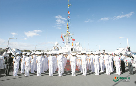 和平方舟医院船举行升旗仪式庆祝建军97周年