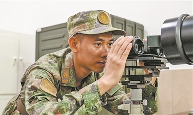 第73集团军某旅“模范修理连”官兵参加训练保障任务。上图为检修光电设备。林冠成、周新涛摄