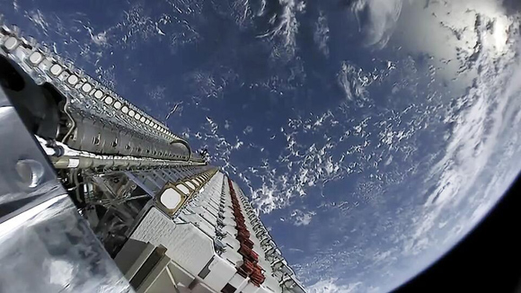 SpaceX“星链”卫星群进入太空时的画面。（图片来源：环球网）