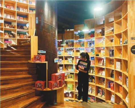 铁岭市缘园书店（总店）设计感十足，吸引了很多年轻人。