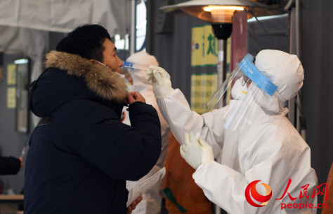 한 시민이 코로나19 검사를 받고 있다. [사진 출처: 인민망]