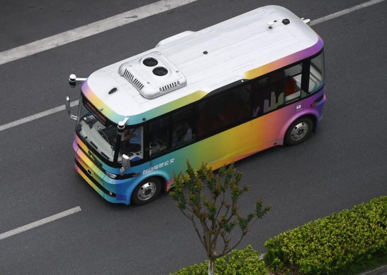5月22日，自动驾驶接驳示范线巴士行驶在杭州市余杭区未来科技城的道路上。新华社记者 黄宗治 摄
