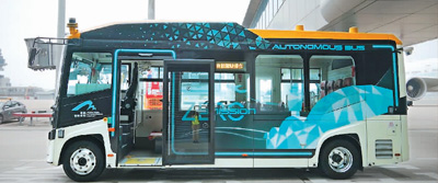 无人驾驶是硬科技创新和投资的重要领域。图为驭势科技无人驾驶小巴车在机场运行场景。