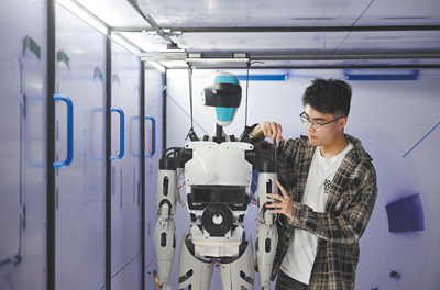 浙江湖州市南太湖新区的浙江大学湖州研究院实验室内，科研人员对人形机器人进行调试。   黄洋洋摄（人民视觉）