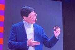 联想CEO杨元庆展示摩托罗拉Razr折叠屏手机
