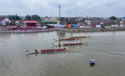 赣江万安段心安湖水面上，龙舟赛正在进行。林海宾摄