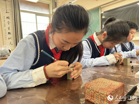 耿紫菡在学校练习篆刻。人民网记者 马晓波摄