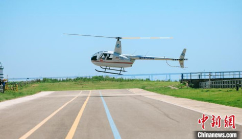 観光客を乗せたヘリコプター遊覧。（写真提供は航空飛行キャンプの責任者の徐意さん）