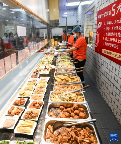 7月24日、広東省広州市茘湾区南源街道のシニア食堂で撮った料理の写真。料理の味は地元の特色を活かすように工夫され、価格設定はリーズナブルだ。（撮影・李賀）