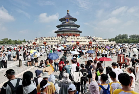 8月4日、蒸し暑い天気が続く北京で、暑さにもかかわらず天壇公園を訪れた観光客。（撮影・王新）