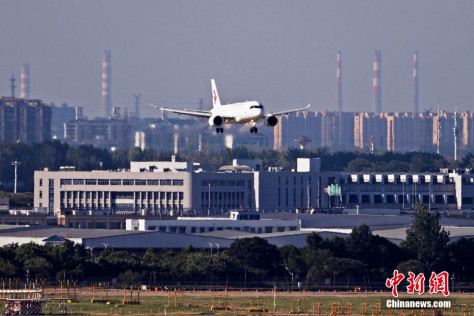 「MU9006」便としてフェリーフライトし、上海虹橋国際空港に到着した機体登録番号B-919Hの国産大型旅客機「C919」（撮影・殷立勤）。