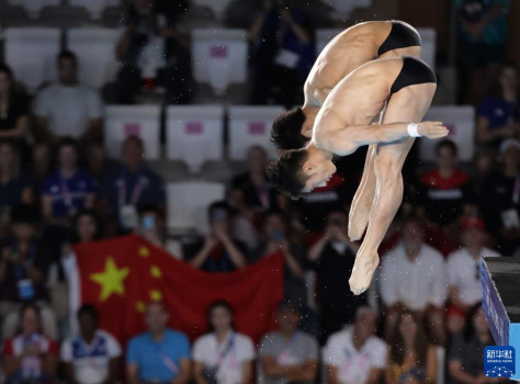 競技中の中国の連俊傑選手（写真手前）と楊昊選手（7月29日撮影・張玉）。