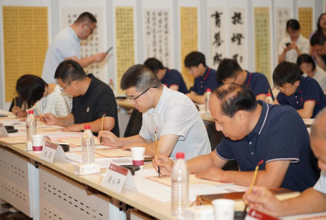 陝西師範大学で毛筆で合格通知書を書く教員たち。