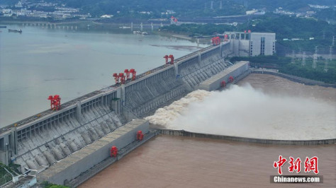 洪水調整容量の確保のため、ゲート9門から放流を行う三峡ダム（7月15日、ドローンによる撮影・周星亮）。