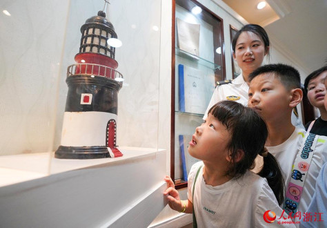 寧波航標処で、灯台の模型を見学する子供（7月11日撮影・章勇涛）。