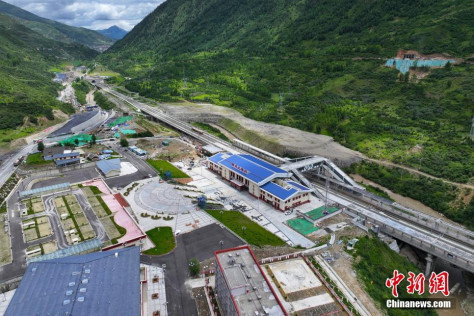 四川青島鉄道黄竜九寨駅の駅舎と駐車場などの外観（7月7日、ドローンによる撮影・劉忠俊）。