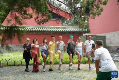 北京の天壇公園で、太極拳を体験した後、集合写真を撮るイタリア人観光客（7月9日撮影・鞠煥宗）。