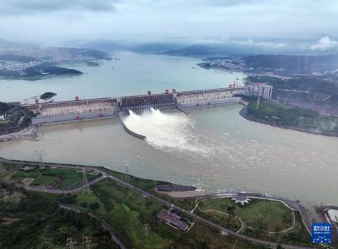 ゲートを開いて放流を実施する長江三峡ハブプロジェクト（7月10日、ドローンによる撮影・王輝富）。