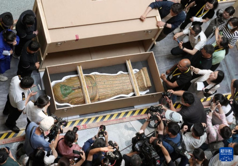 上海博物館人民広場館で公開されたサッカラ遺跡で出土した彩色木棺（6月17日撮影・劉穎）。
