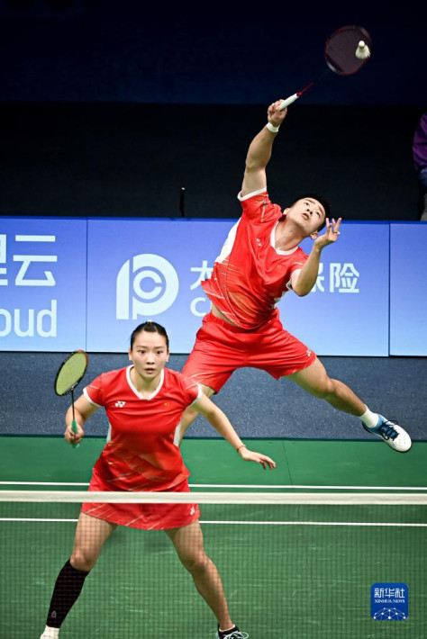 試合中の中国の鄭思維選手（写真後方）と黄雅瓊選手（10月7日撮影・江漢）。