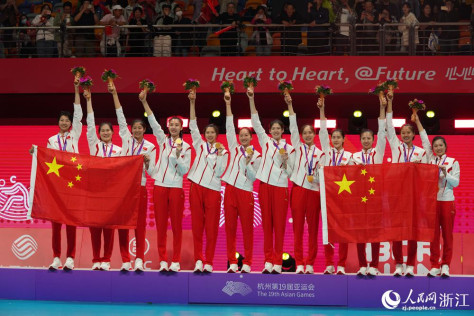 表彰台に立ち、観客の声援に応える中国女子バレーボールの選手たち（撮影・章勇涛）。
