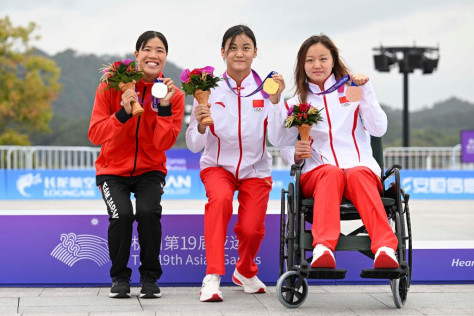 メダルを見せる中国の呉姝彤選手（写真中央）、日本の蝦名愛梨選手（写真左）、中国の孫嘉珂選手（10月6日撮影・胡虎虎）。