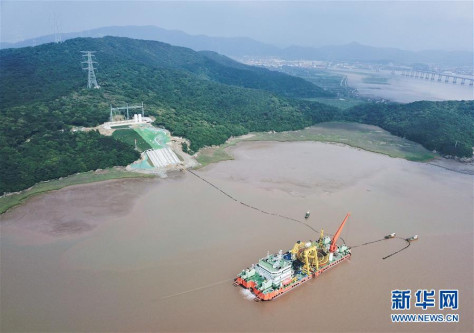 最終部分の海底ケーブルが2日、舟山市・大鵬山島のターミナルステーションに向かってゆっくりけん引された（ドローンで撮影）。