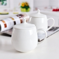 厂家批发陶瓷可爱牛奶杯 创意骨瓷广告礼品带盖水杯  家用礼品