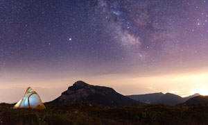 山峦风光与满天的繁星摄影高清图片