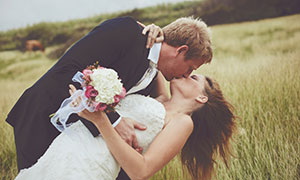 俯身拥抱的幸福恋人婚纱照摄影图片