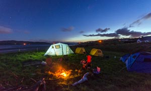 野外宿营帐篷和点燃的篝火摄影图片