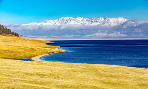 山脚下的蓝色湖泊景观摄影图片