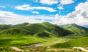 蓝天白云下的青山全景摄影图片