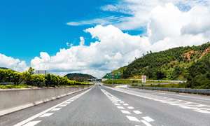 蓝天白云下的高速公路景观摄影图片