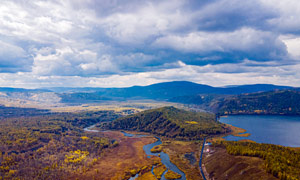 秋季山林和湖泊美景摄影图片