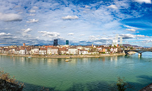 瑞士巴塞尔河岸建筑群风光摄影图片