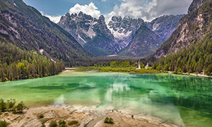 意大利多洛米蒂山脉与湖泊摄影图片
