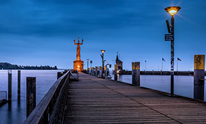 康斯坦茨港口的雕像与栈桥摄影图片