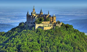 山顶上的欧式城堡摄影图片