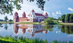 湖边的欧式城堡建筑摄影图片