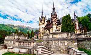 山中美丽的欧洲城堡摄影图片