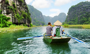 下龙湾景区游览的游人摄影高清图片