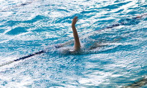 泳池中摆动手臂前行的游泳人物图片