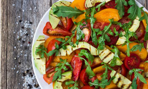 牛油果西红柿水果蔬菜沙拉高清图片