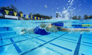 露天泳池中游泳的女子摄影高清图片