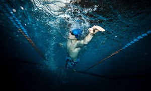 泳池中的游泳男子水下摄影高清图片