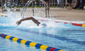 泳池中挥动手臂的游泳男子高清图片