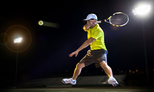球场上的网球运动男子摄影高清图片