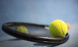 网球与网球拍近景特写摄影高清图片