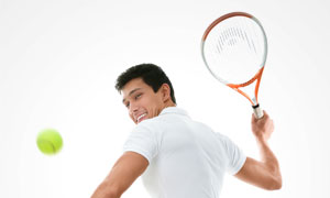 挥动网球拍击球的男子摄影高清图片